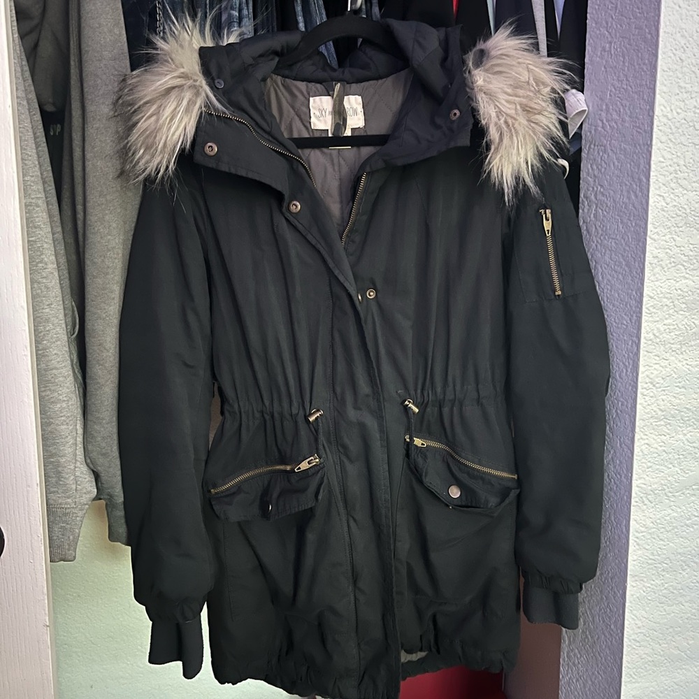 Women jacket size Small. Barley used great condition. Removable fur on hood.